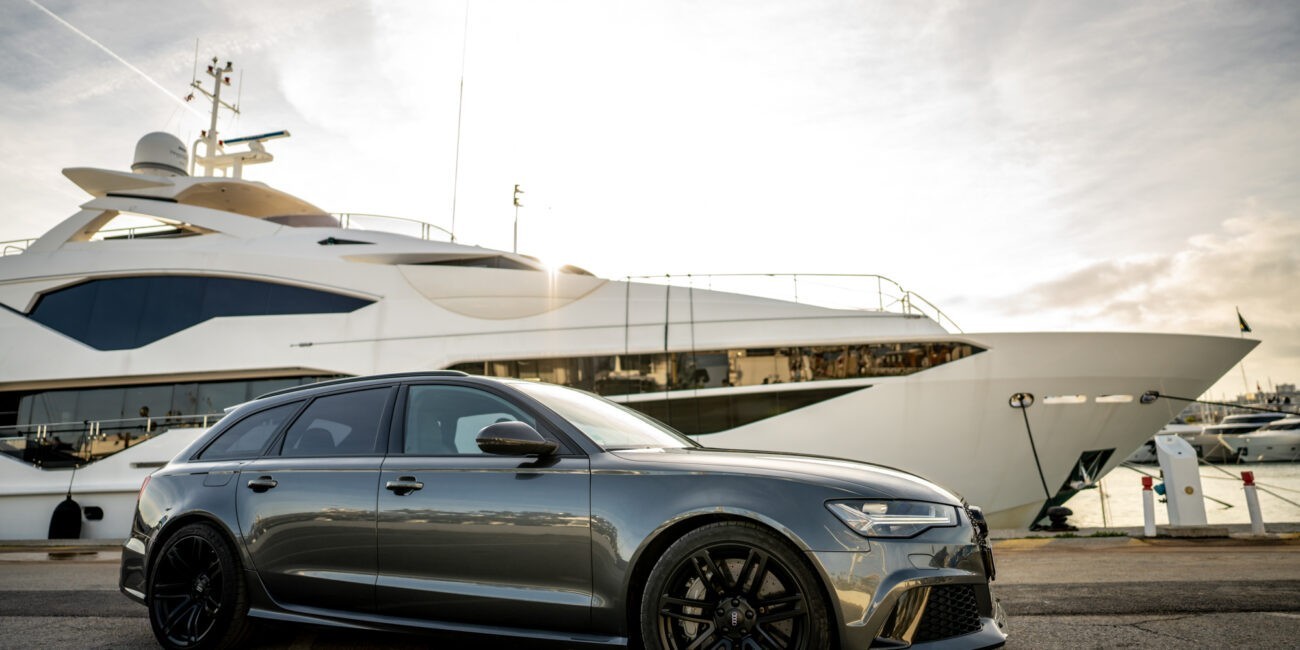 Photo d'une Audi RS6 sur un port