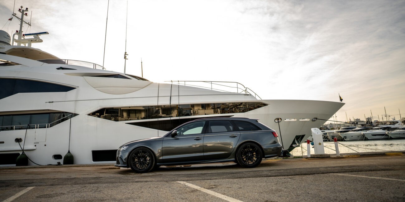 Photo d'une Audi RS6 sur un port