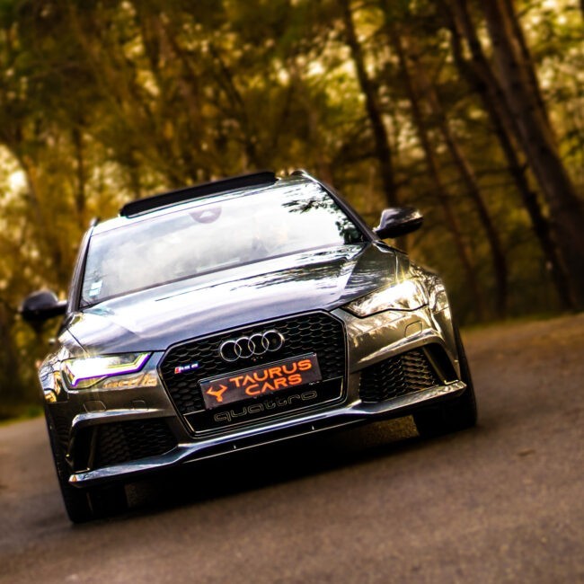 Photo d'une Audi RS6 dans la forêt